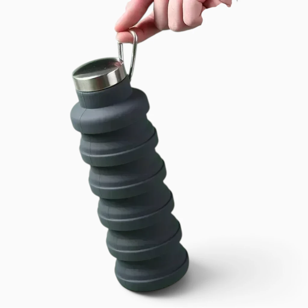 Gourde silicone repliée occupant l'espace minimal d'un sac de voyage