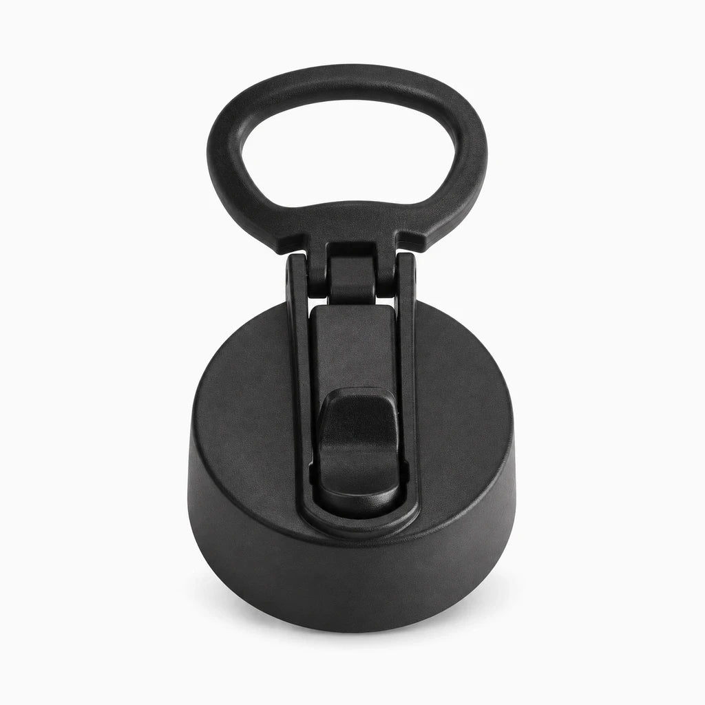 Prise en main du bouchon gourde universel montrant la paille et la matière flexible