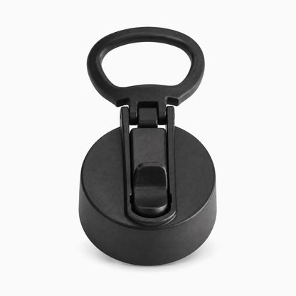Prise en main du bouchon gourde universel montrant la paille et la matière flexible