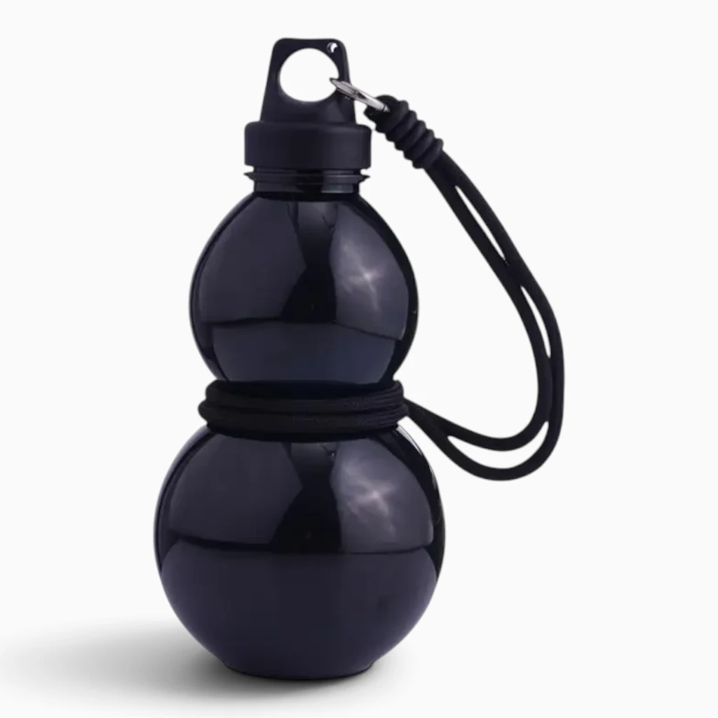 Gourde de 750 ml glissée dans un sac, démonstration de portabilité