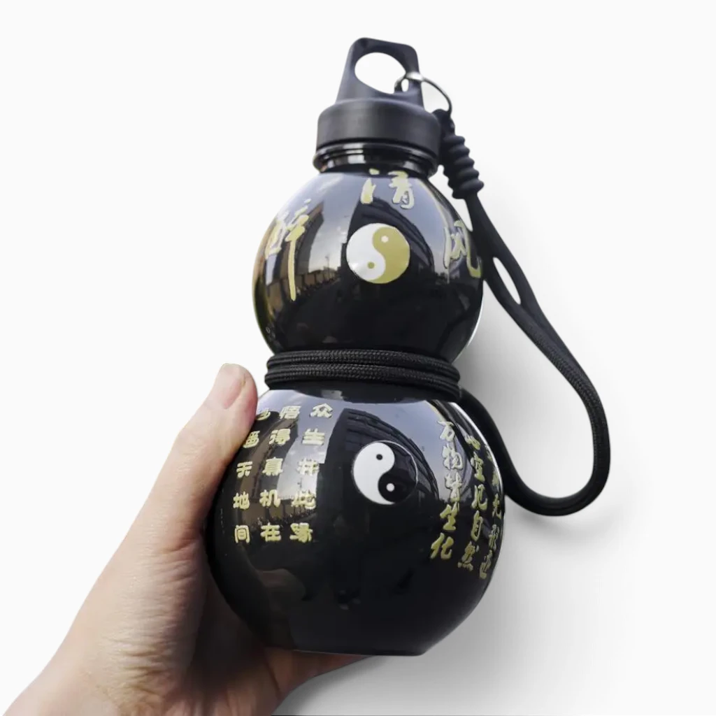 Gourde de 750ml posée à plat montrant sa forme ergonomique