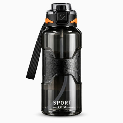 Bouteille réutilisable dotée d'une paille intégrée, idéale pour rester hydraté lors d'activités extérieures