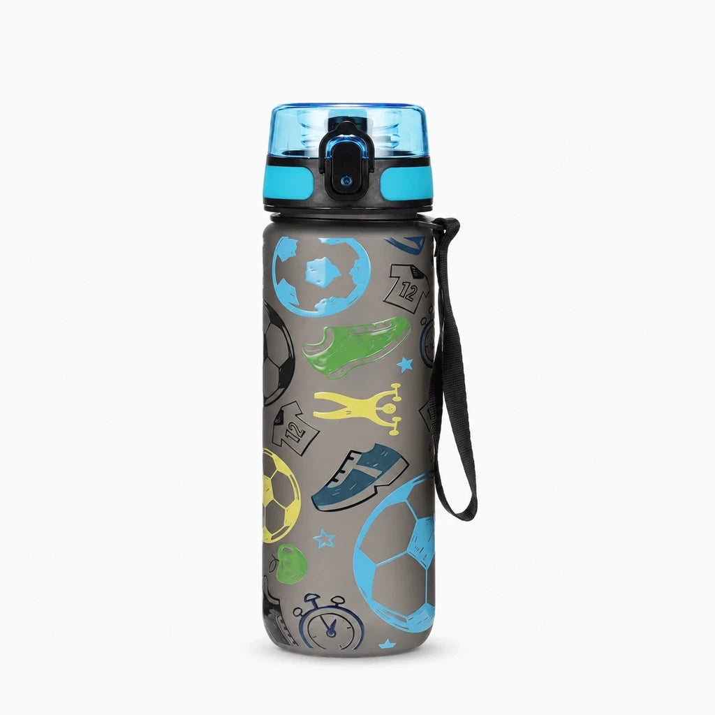 Bouteille gourde enfant coloris gris et bleu avec design football, couvercle réfermable