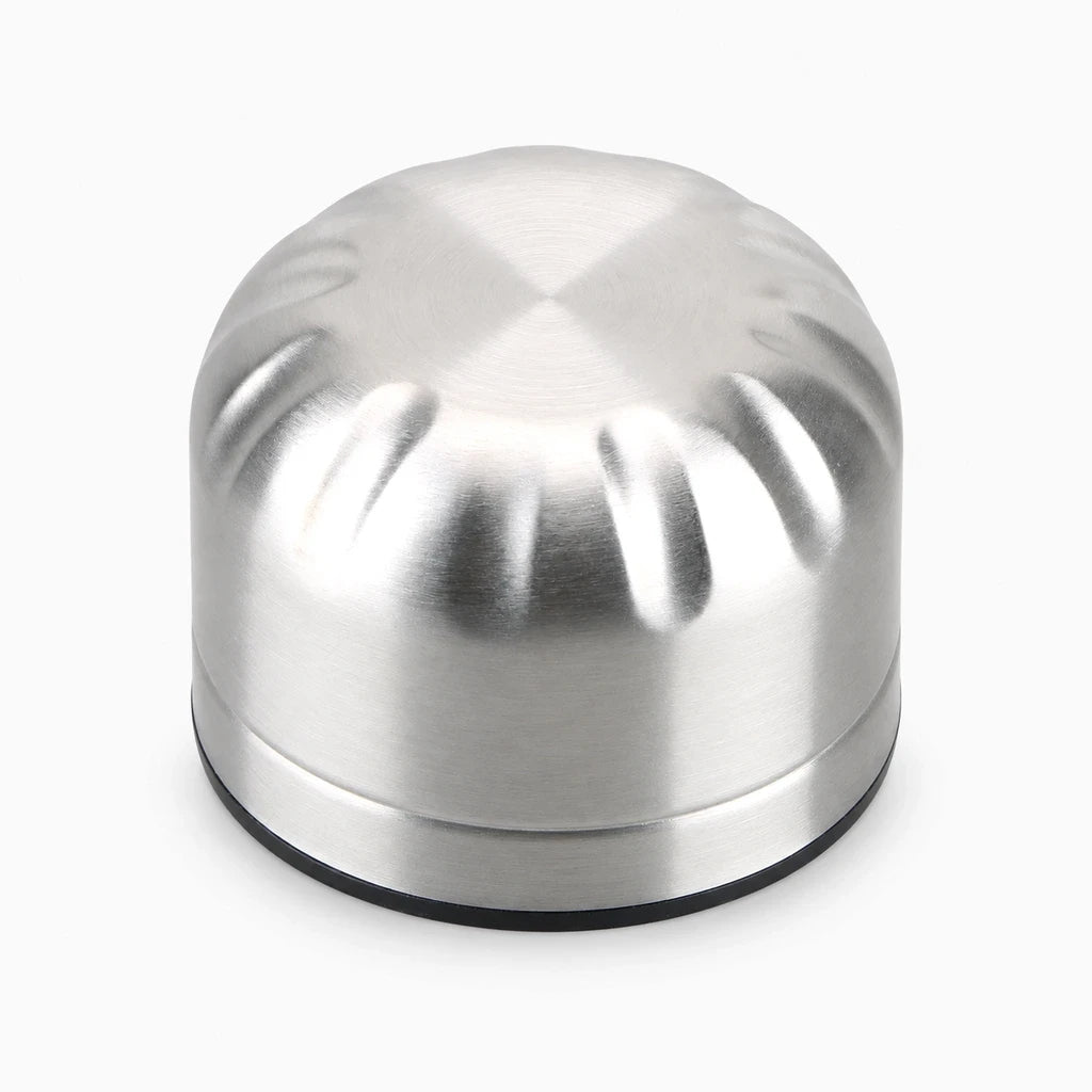Bouteille inox compacte glissée dans un sac à dos, format pratique pour sorties