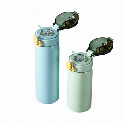 Bouteille thermique inox en usage quotidien avec paille intégrée