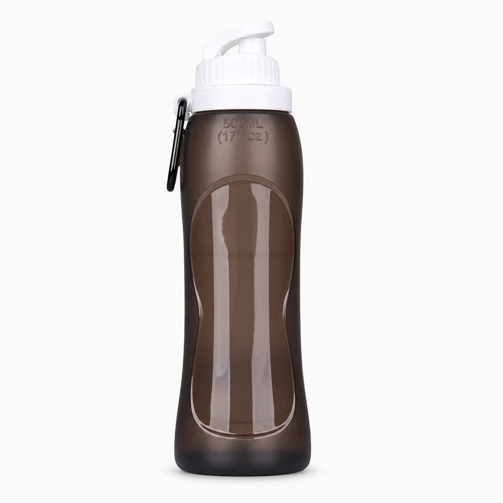 Bouteille flexible rose se compressant pour tenir dans une poche de sac