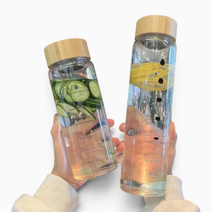 Gourde à graduation horaire avec verre transparent révélant le niveau d'hydratation restant dans la journée