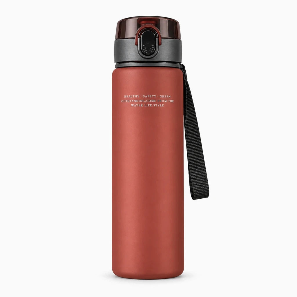 Bouteille sans BPA blanc cassé se glissant dans un sac de sport