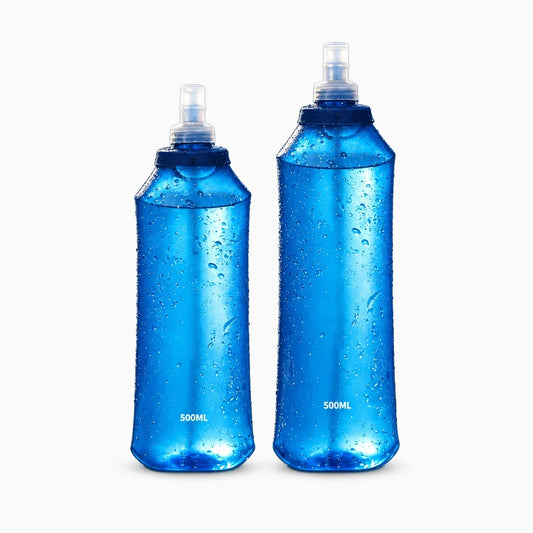 Gourde souple running compressible rangée dans une ceinture d'hydratation de coureur