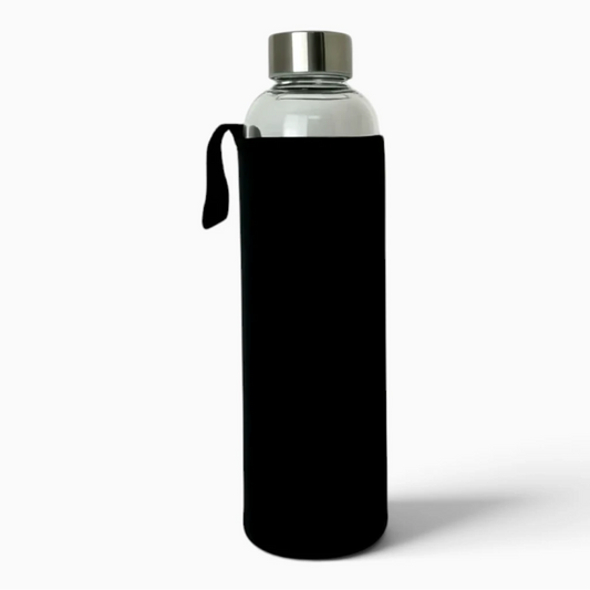 Gourde transparente 550 ml avec bouchon, affichant le niveau de remplissage du liquide