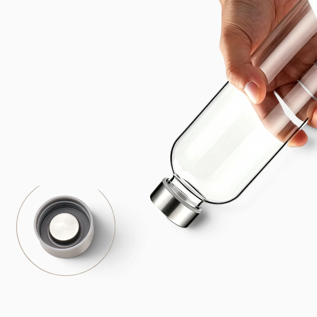 Gourde format généreux pour les sorties extérieures, matière plastique durable et facilement nettoyable
