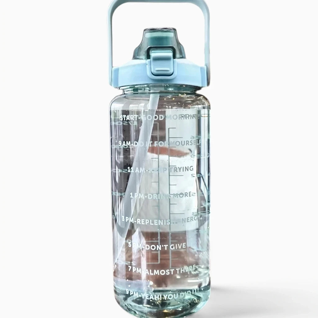 Grande gourde avec paille intégrée, capacité 2 litres, en plastique bleu avec graduations horaires