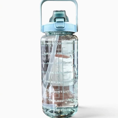 Grande gourde avec paille intégrée, capacité 2 litres, en plastique bleu avec graduations horaires