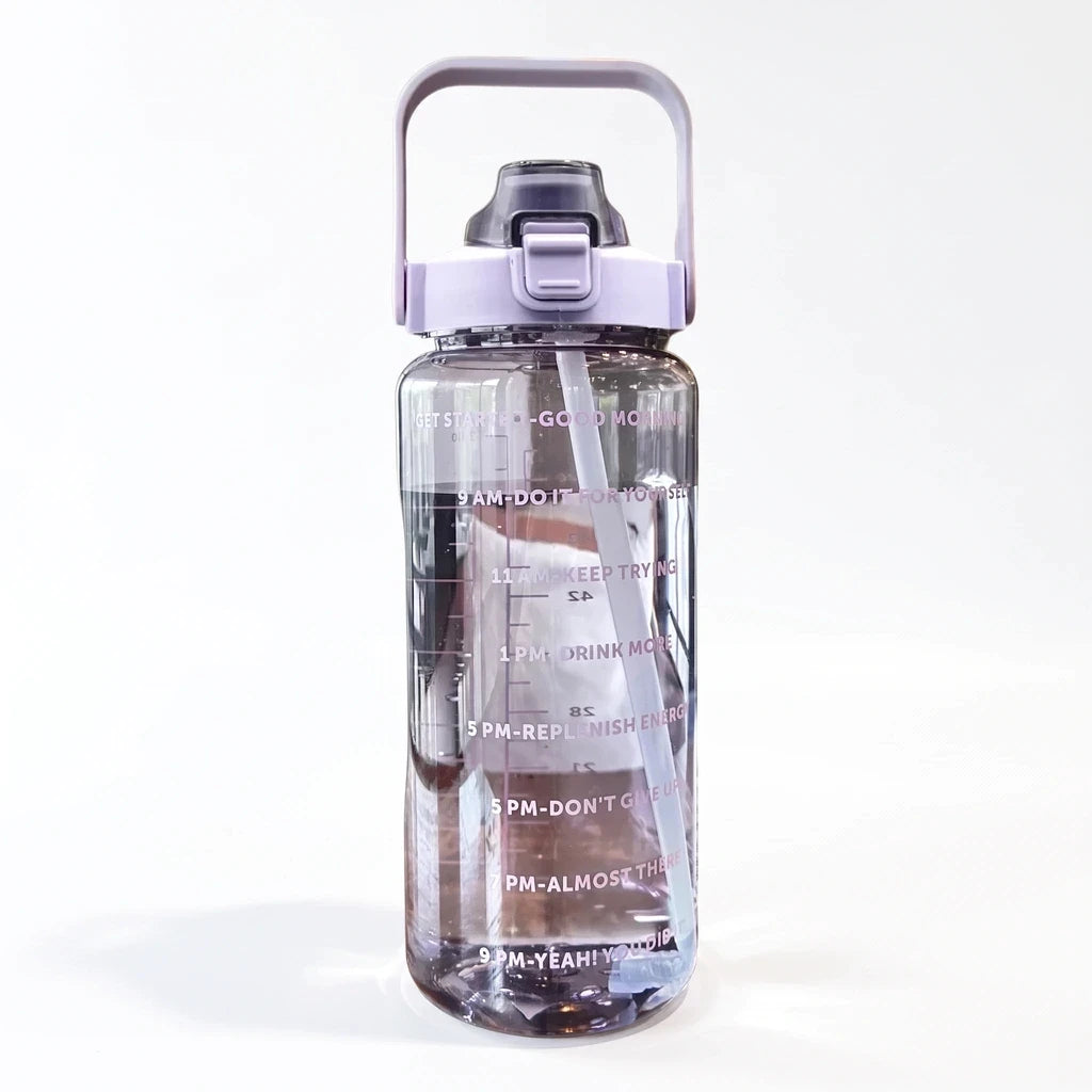 Détail de la paille intégrée sur grande gourde 2 litres, design pratique sans dévissage
