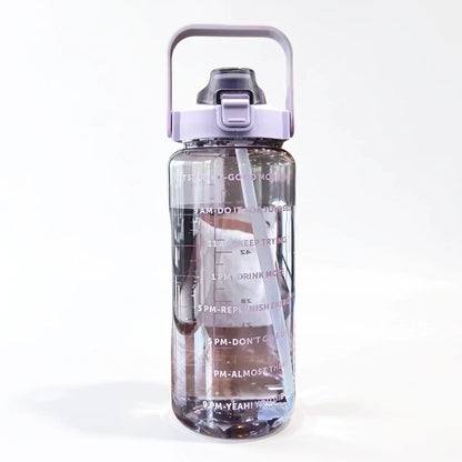 Détail de la paille intégrée sur grande gourde 2 litres, design pratique sans dévissage