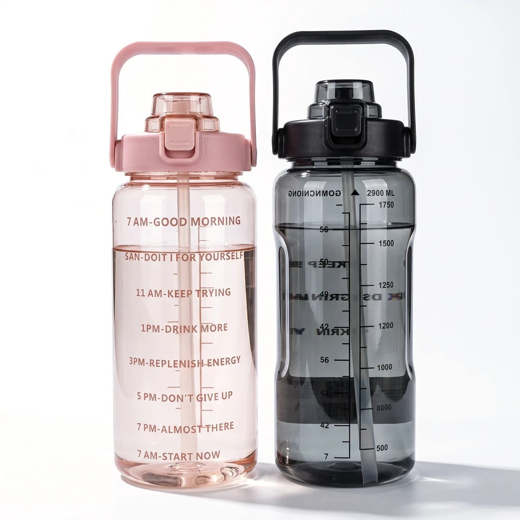 Gourde de 2 litres teinte violet, paille fonctionnelle, graduations de consommation journalière