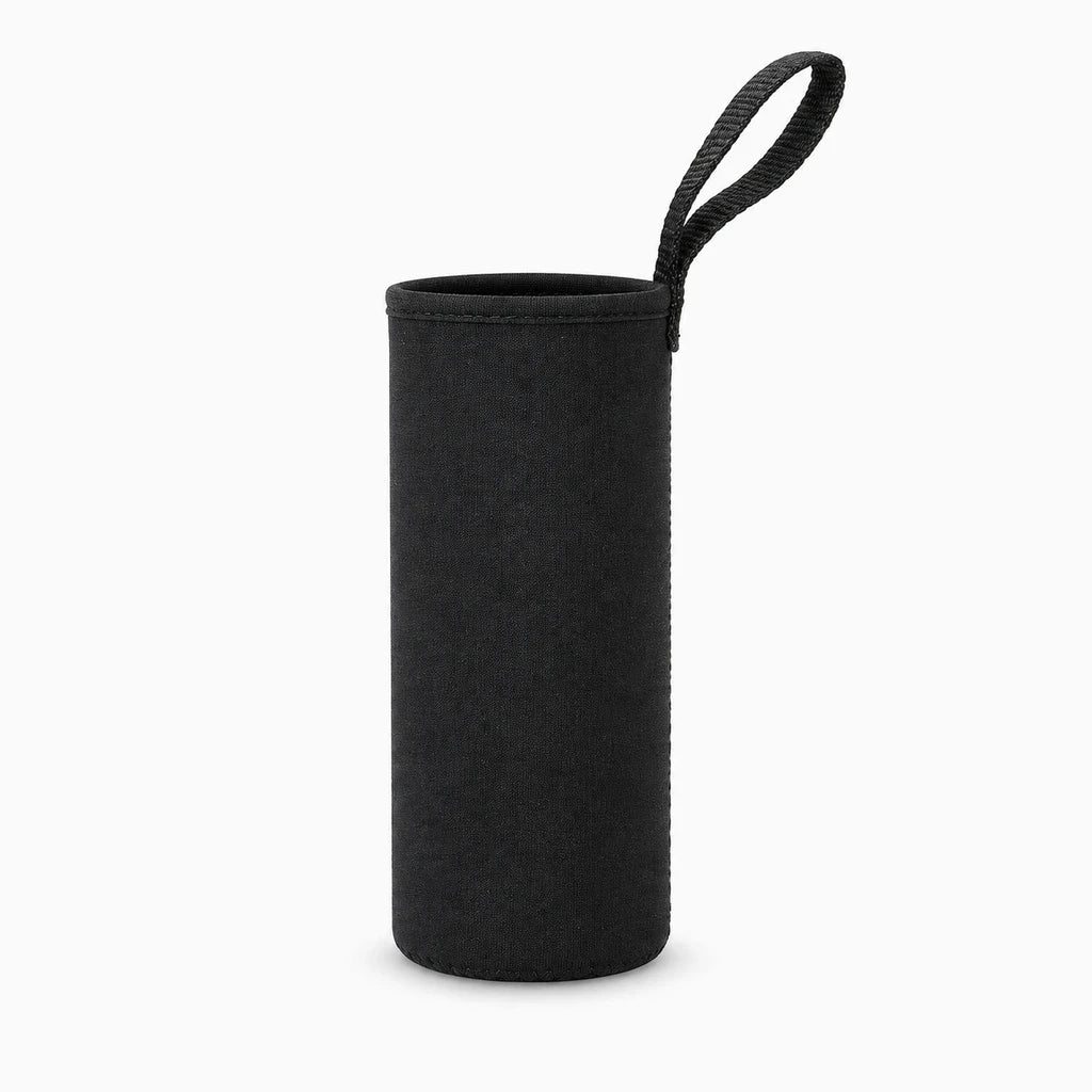 Housse isolée noire glissée dans un sac de randonnée avec gourde