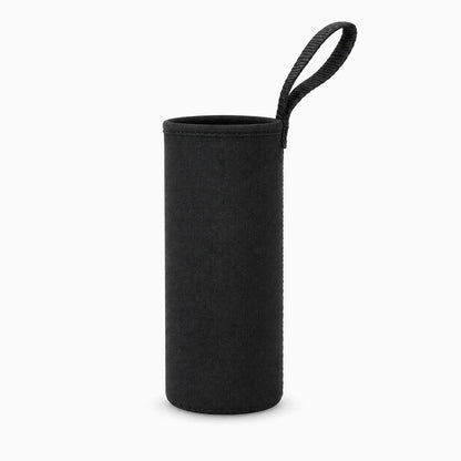 Housse isolée noire glissée dans un sac de randonnée avec gourde