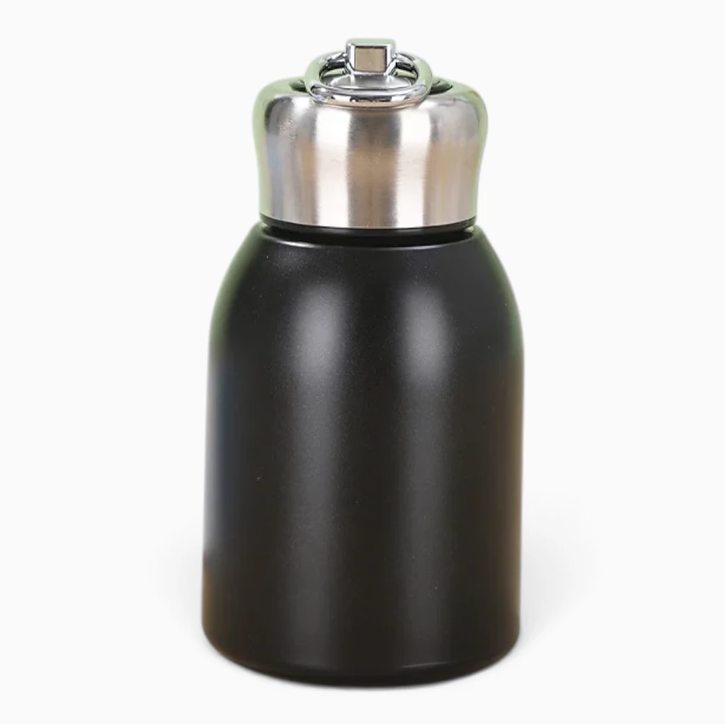 Petite gourde compacte glissée dans un sac à main pour trajets quotidiens