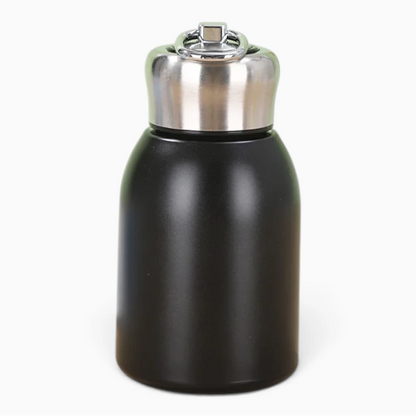 Petite gourde compacte glissée dans un sac à main pour trajets quotidiens
