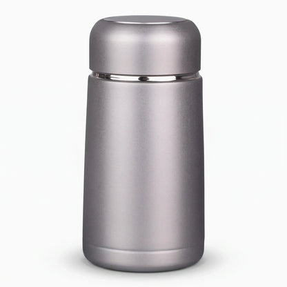 Mini bouteille isotherme argentée de format compact pour sac et porte-gobelet