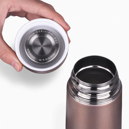 Bouteille isotherme réduite en acier inoxydable vert, idéale pour sorties légères