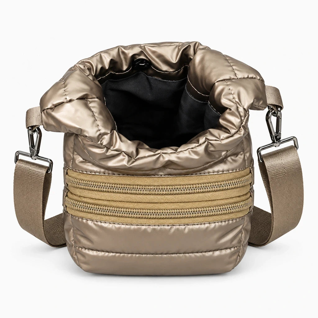 Gourde insérée dans le compartiment principal du sac bandoulière en nylon résistant