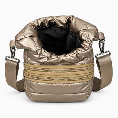 Gourde insérée dans le compartiment principal du sac bandoulière en nylon résistant