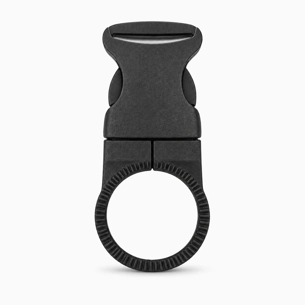 Porte gourde sac à dos attaché à une sangle avec mousqueton de fixation