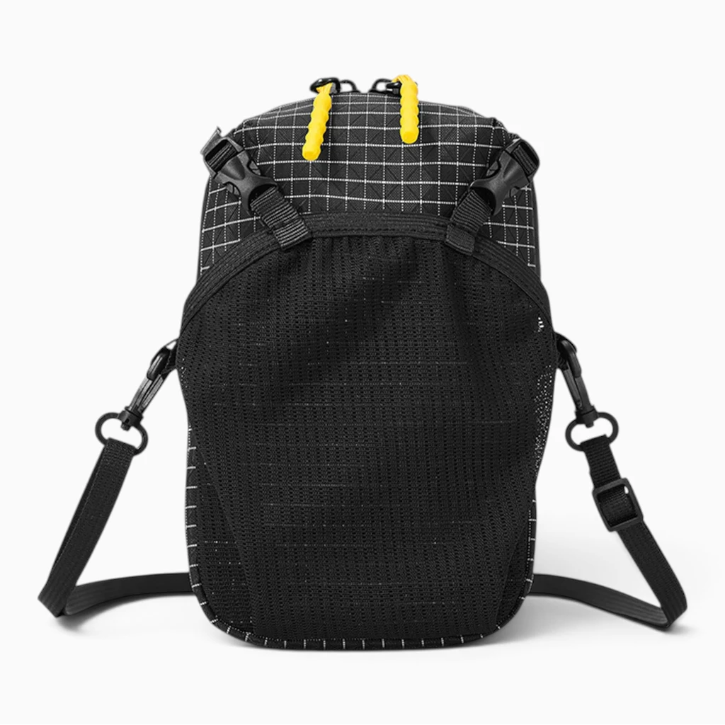 Gourde sac à dos porté en bandoulière pour accès rapide lors de randonnée ou camping