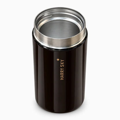 Thermo bouteille rouge vif 200 ml glissée dans un sac, design ergonomique compact