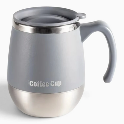 Thermos café isotherme de 500 ml posé sur bureau, design épuré en acier durable