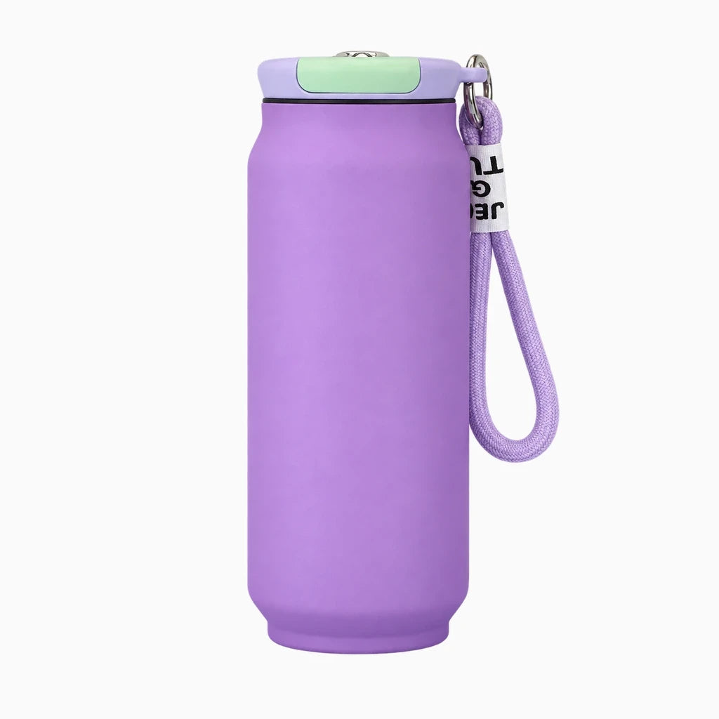 Thermos thé rose pâle posé dans un sac à dos, format ergonomique pour le sport
